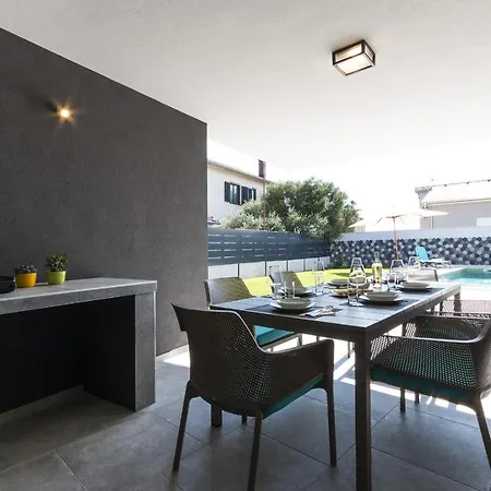 Vila Modern 3-bedroom With A Private Pool