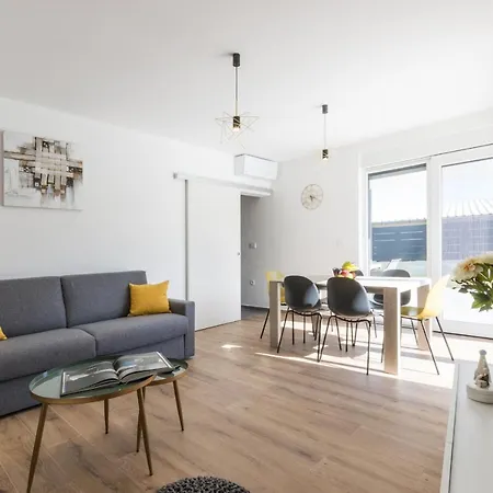 Modern 3-bedroom With A Private Pool 풀라