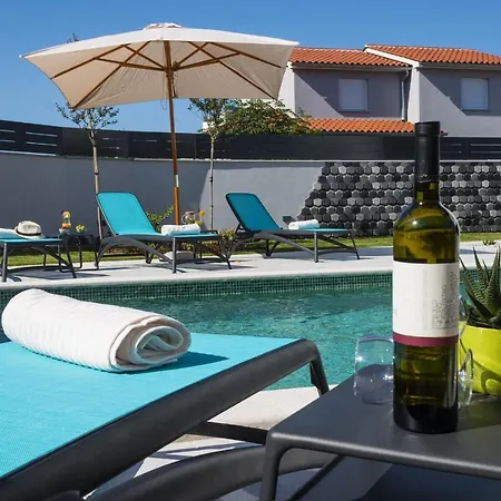 Modern 3-bedroom With A Private Pool * Pola