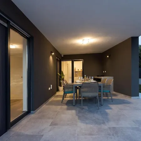 Modern 3-bedroom With A Private Pool 빌라 풀라