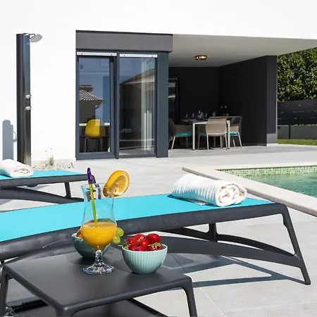 Modern 3-bedroom With A Private Pool 빌라 *