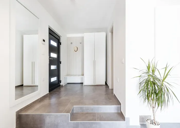 Modern 3-bedroom With A Private Pool 풀라