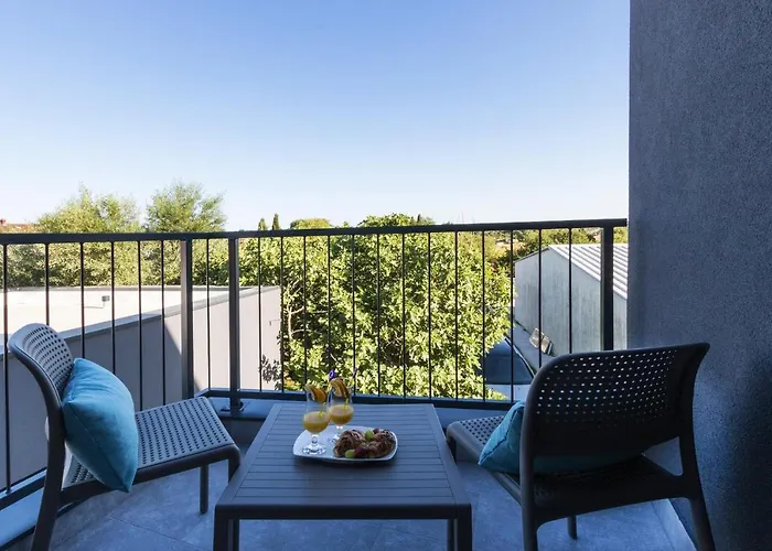 Modern 3-bedroom With A Private Pool 풀라