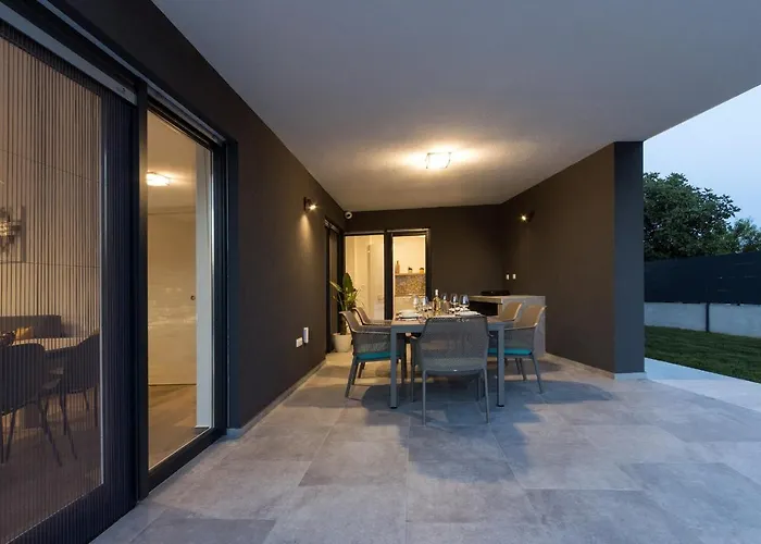 Modern 3-bedroom With A Private Pool Villa Pula