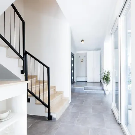 Modern 3-bedroom With A Private Pool * 풀라