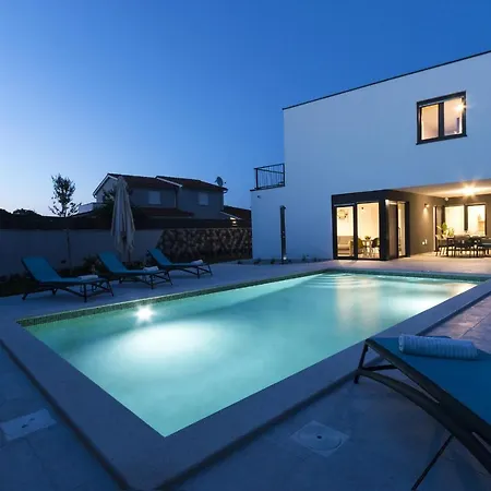 Villa Modern 3-bedroom With A Private Pool Pula