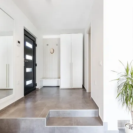 Modern 3-bedroom With A Private Pool 풀라