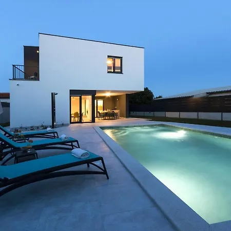 Modern 3-bedroom With A Private Pool