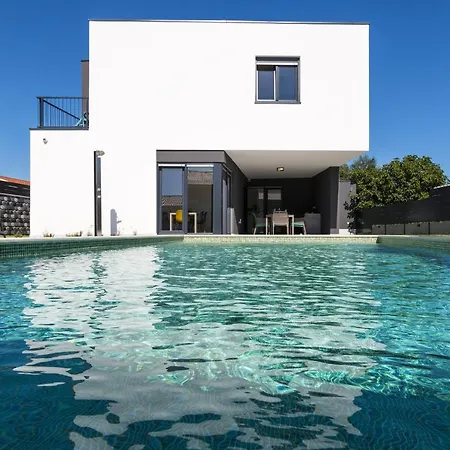 Modern 3-bedroom With A Private Pool Pula